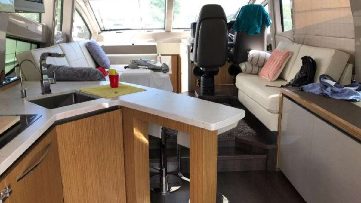 Salón interior a la sombra del yate Sea Ray L55 en Marina Vallarta, opción de renta de yate privado en Puerto Vallarta
